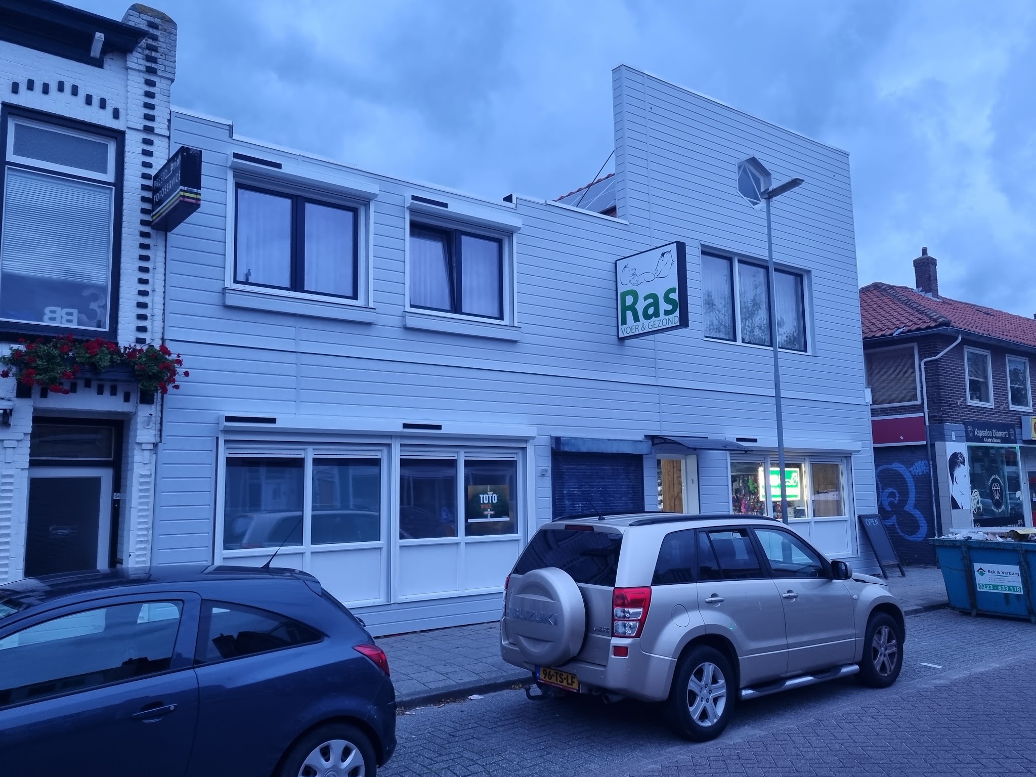 Het pand van Ras Voer met nieuwe witte kunststof rabatdelen en nieuwe kozijnen